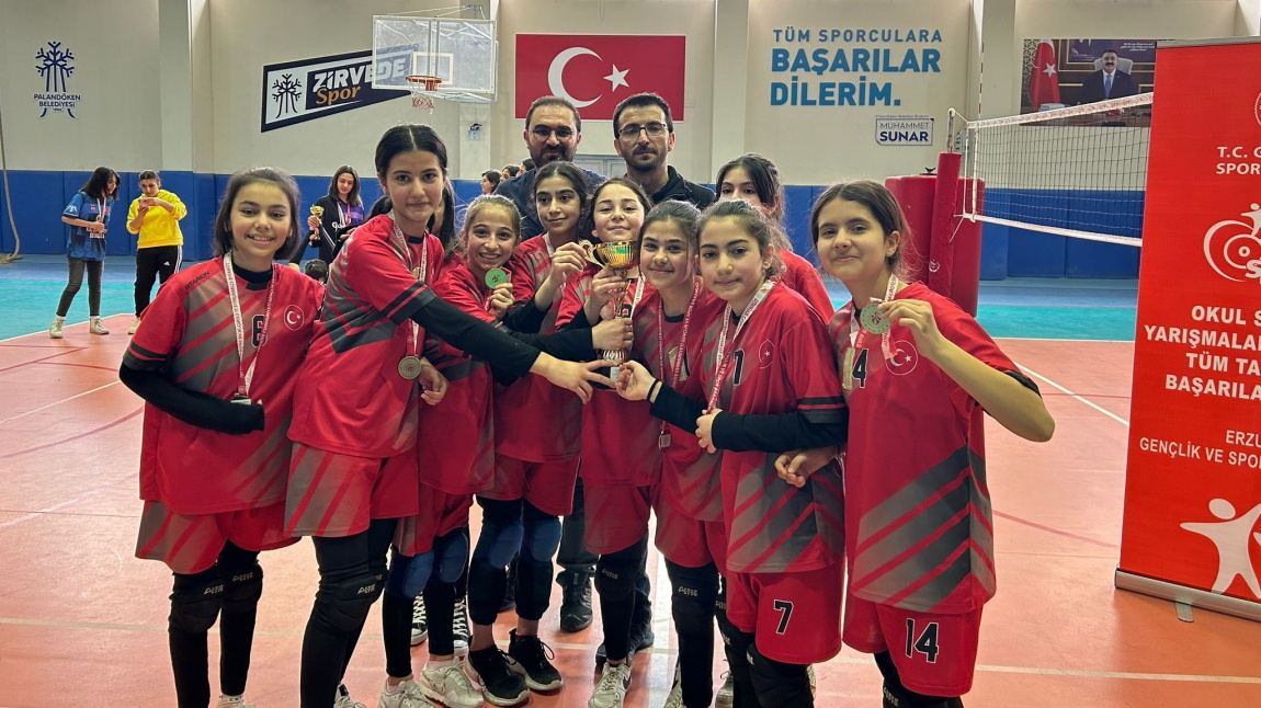 Erzurum genelinde düzenlenen küçükler voleybol turnuvasında okulumuz İl birincisi oldu.