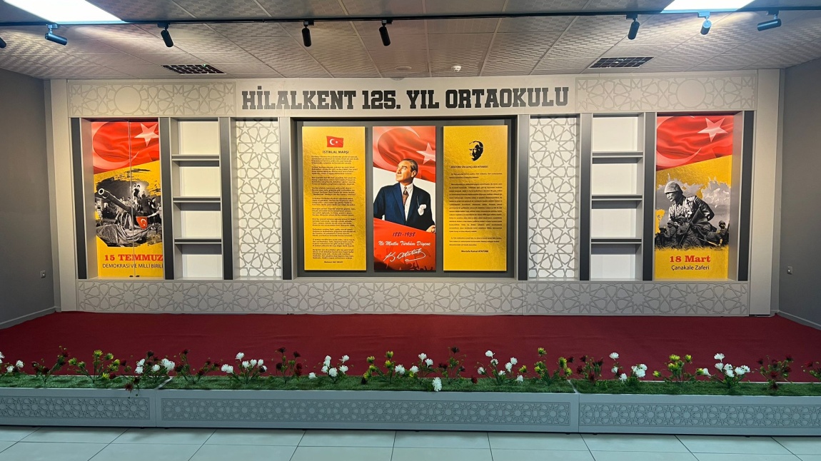 Okul Girişi Atatürk Köşemiz Yenilendi.