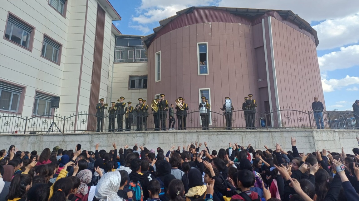 Askeri Bando Okulumuzu Ziyaret Ederek Küçük Bir Konser Verdi.